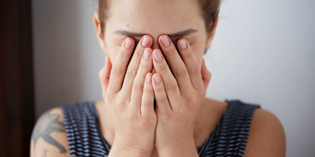 — Спрячься, пожалуйста,— умоляюще посмотрел на нее любимый