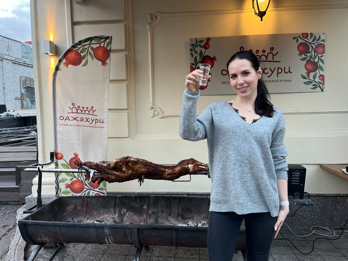 вот такой симпатичный барашек жарится на углях рядом с дегустацией чачи