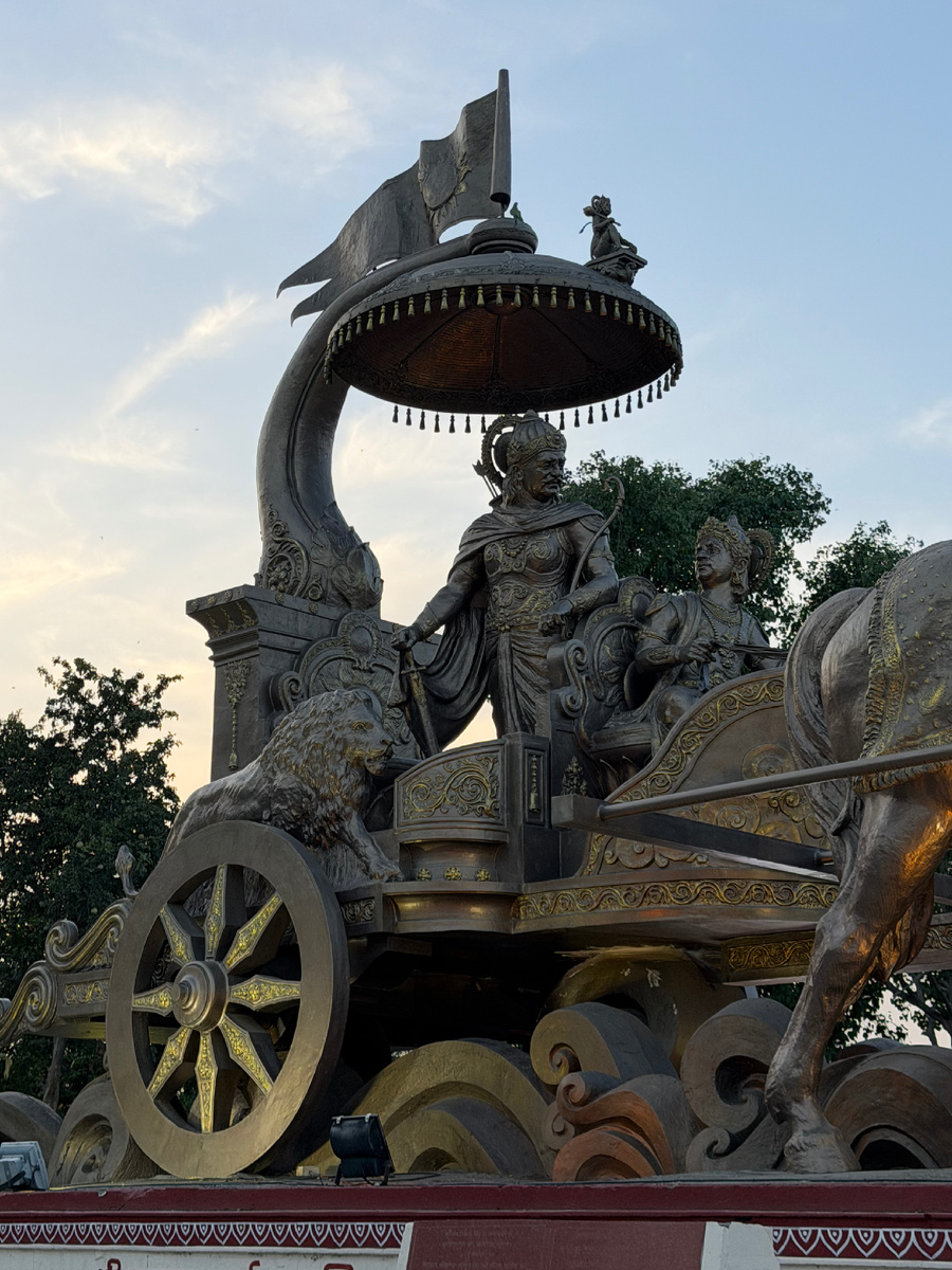 Кришна и Арджуна на колеснице. Арджуна стоит — Кришна сидит и говорит. Этот разговор изменил мировую философию