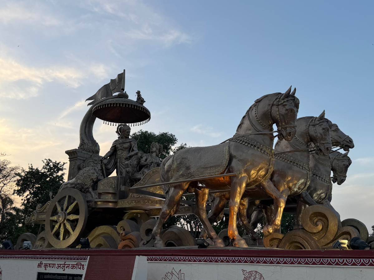 Кришна и Арджуна на колеснице — бронза, детали, золото. Этот разговор изменил то как миллиард людей думает о жизни