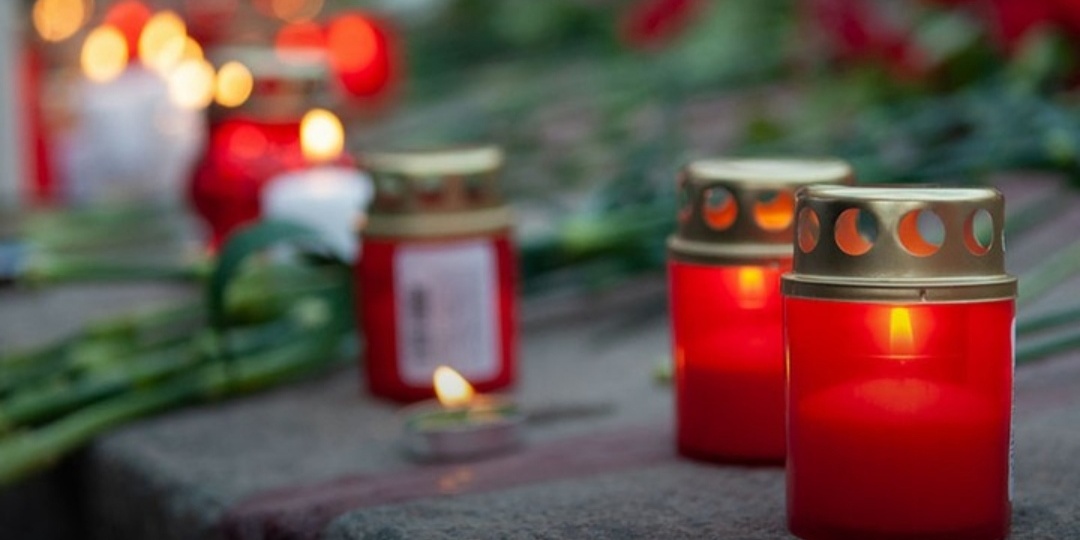 — Вот я и старше тебя,— мать вспоминала, пока дочь говорила с отцом