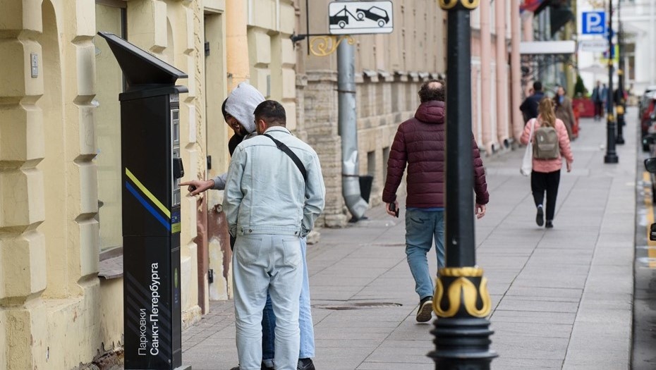 Петербуржцев предупредили о поддельных QR-кодах для оплаты парковки