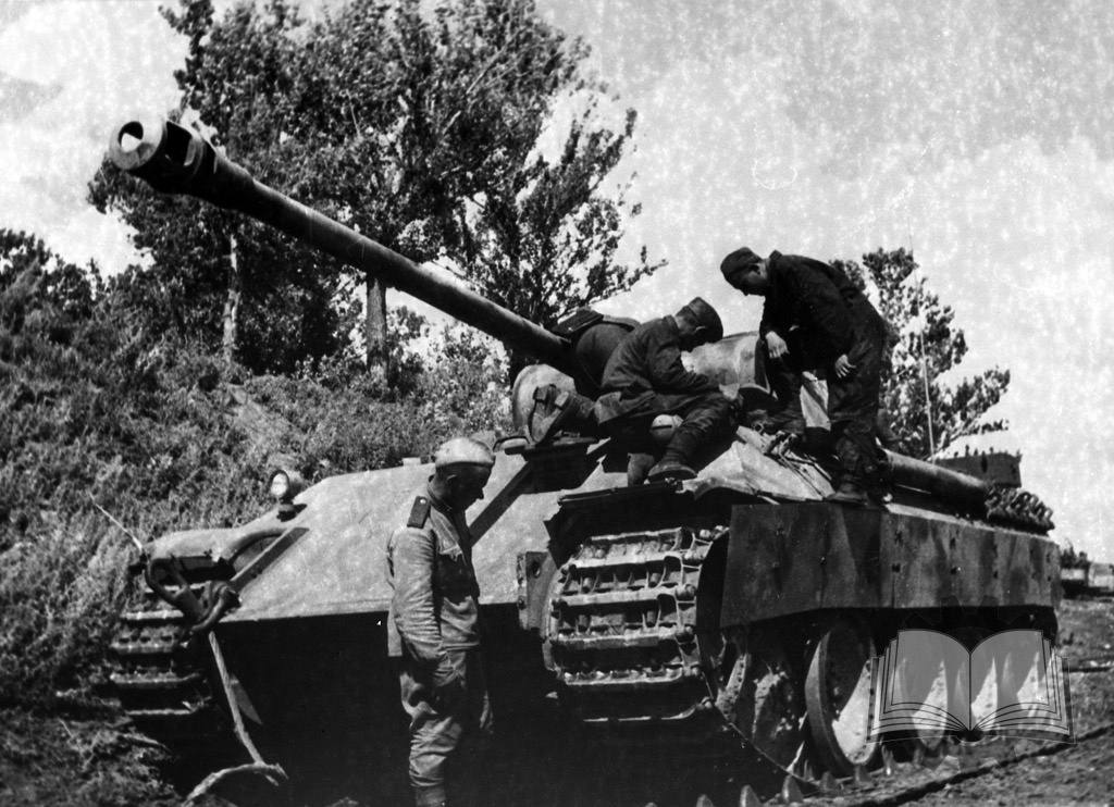 Изучение одного из Pz.Kpfw.Panther, потерянного в ходе Курской битвы. 