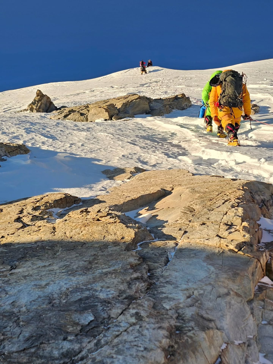 Альпинисты готовятся к восхождению на Аннапурну 18 апреля. Фото: Валерий Бабанов