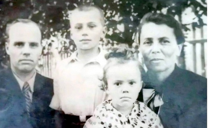 Одна из фотографи нашей семьи, которую прислала мне племянница папы. Примерно 1957 год.
