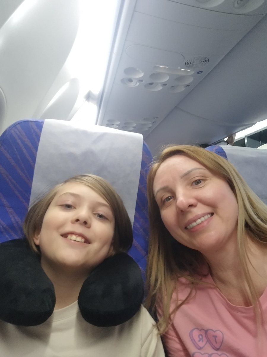 Улыбаюсь , вроде как и не страшно😐