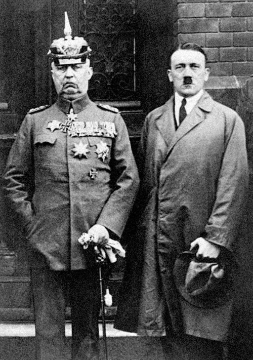 Адольф Гитлер и Пауль Гинденбург, 1930-е годы. фото из rg.ru
