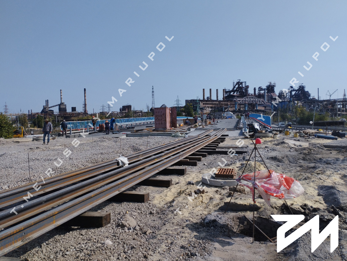 Восстановление рельсового полотна при строительстве моста через реку Кальмиус, связывающего Жовтневый и Орджоникидзевский районы Мариуполя, именуемого местными «пост-мост». 3 октября 2023 года.