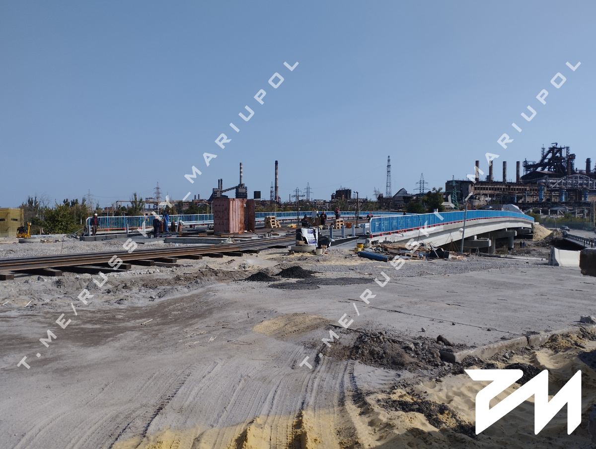 Восстановление рельсового полотна при строительстве моста через реку Кальмиус, связывающего Жовтневый и Орджоникидзевский районы Мариуполя, именуемого местными «пост-мост». 3 октября 2023 года.