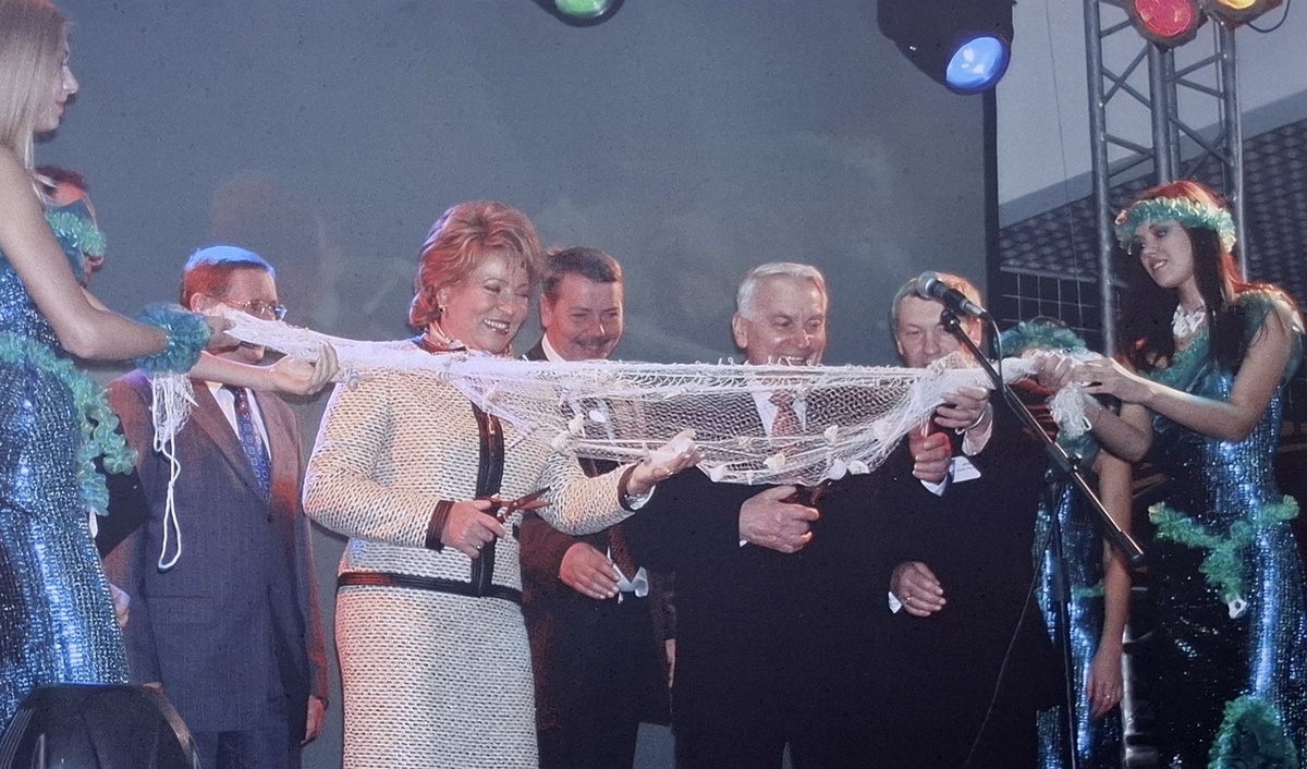 Губернатор Санкт-Петербурга Валентина Матвиенко и идеолог строительства Океанариума Игорь Спасский перерезают "ленточку" в виде рыболовной сети. Фото: океанариум.рф