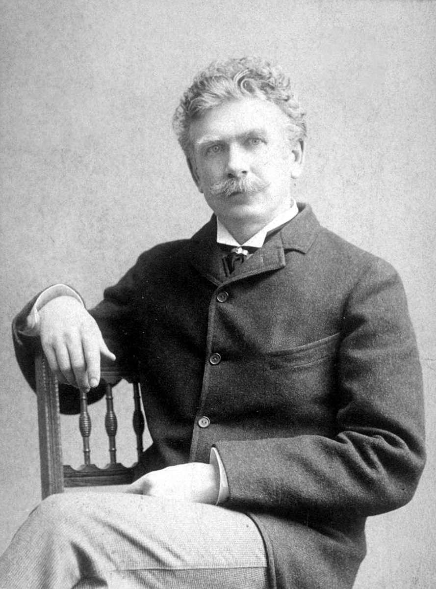 фотография сделана около 1892 года. Хранится в проекте The Ambrose Bierce Letters Project Университета Цинциннати.