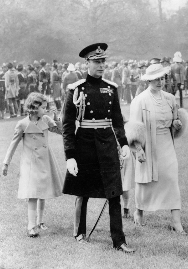    Елизавета II родилась 21 апреля 1926 года в семье герцога и герцогини Йоркских, будущего короля Георга VI и Елизаветы Боуз-Лайон. На фото - король Георг VI вместе с дочерью и супругой. / Фото: REUTERS