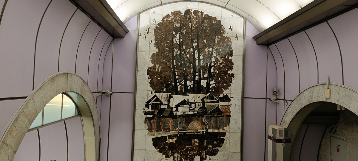 Панно в технике флорентийской мозаики у лестничного спуска ст. метро "Волковская"