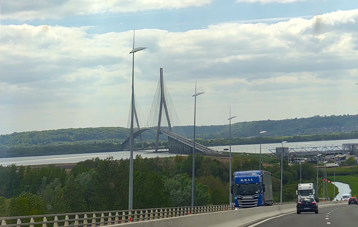 На пути в Онфлёр — вот такой красивый Pont Normandie))) немножко напомнил мне трассу ЗСД в Петербурге. 