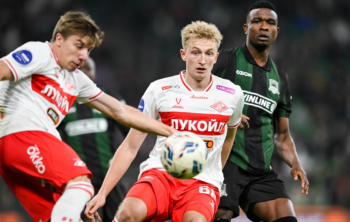    Игорь Дмитриев, Руслан Литвинов (оба - "Спартак") и Джон Кордоба ("Краснодар")  Степан Ноздрев/ТАСС