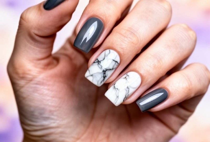 Мраморный маникюр, это техника нейл-арта, при которой на ногтевую пластину наносится покрытие, имитирующее текстуру и узоры натурального