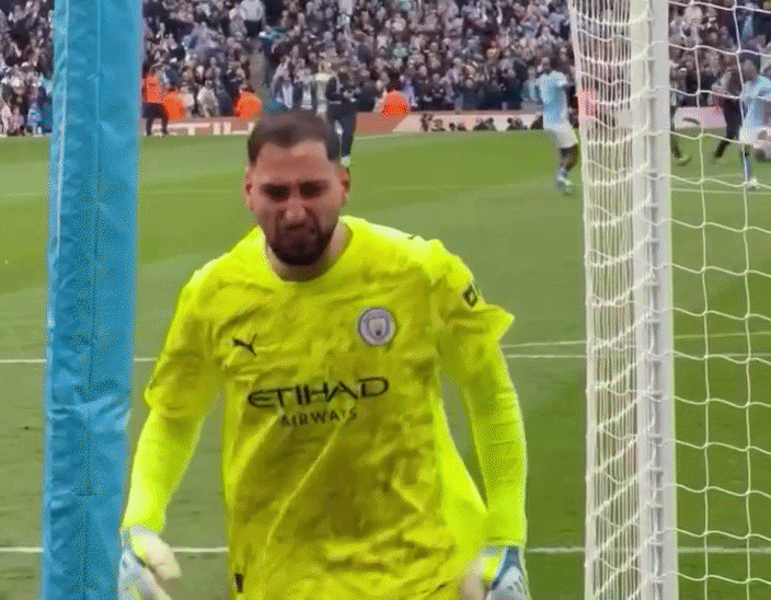 Доннарумма отмечает победу с болельщиками.