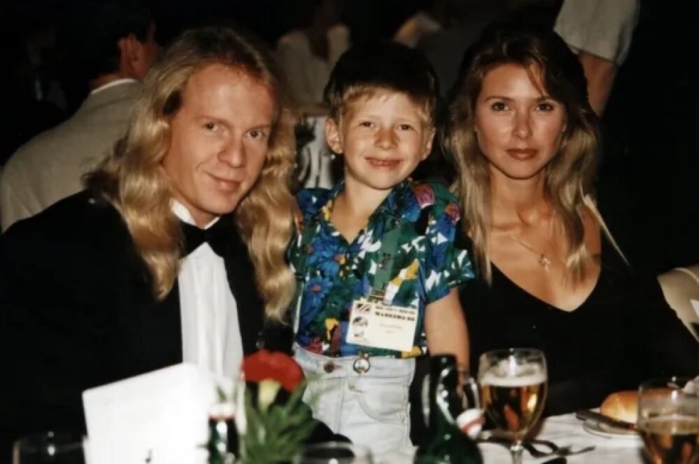    Незадолго до смерти Крис написал завещание: всё имущество он передал супруге Людмиле и 29-летнему сыну Кристиану. Кадр видео