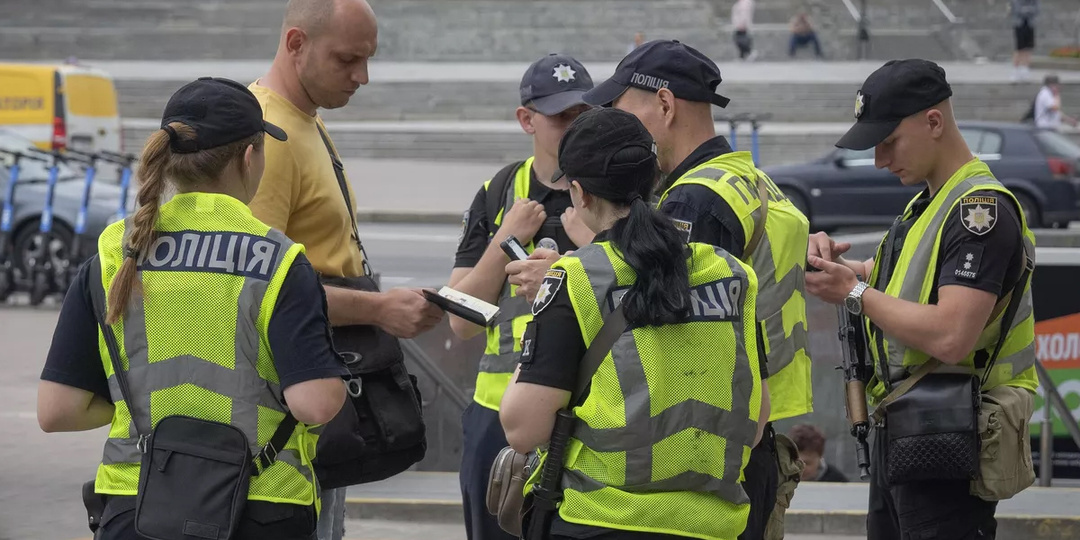 Засада в ТЦК: работник оборонного завода пришел продлевать бронь, а кончил подписью под контрактом с ВСУ
