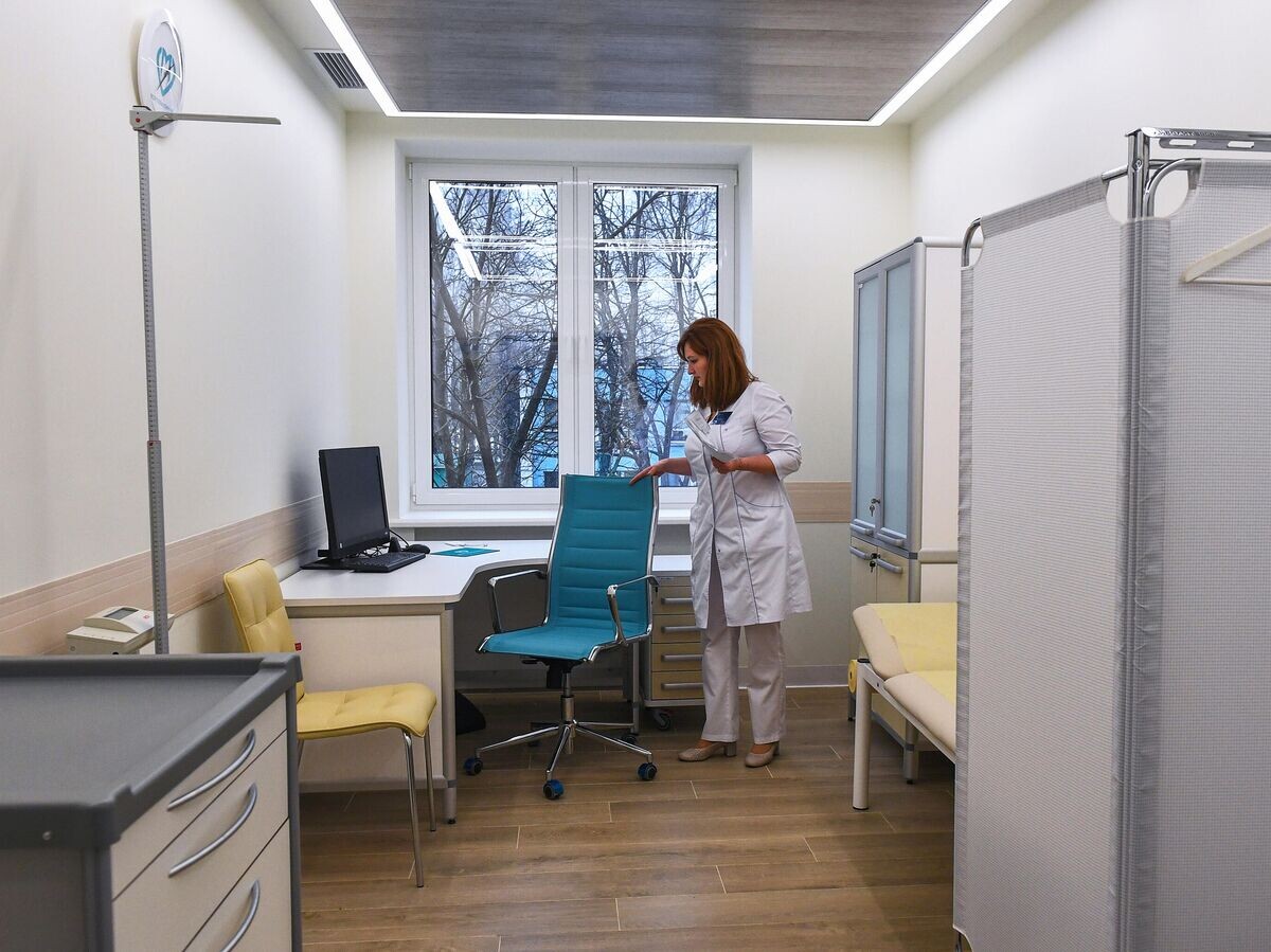    Медицинский работник в кабинете в поликлинике | © РИА Новости / Максим Блинов