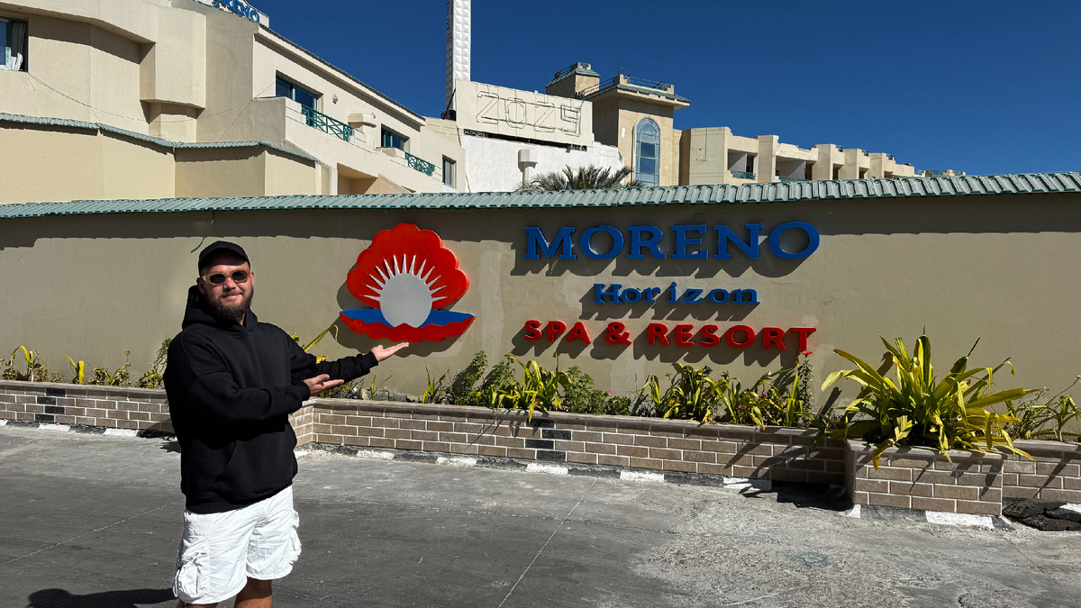 Вход в отель. 