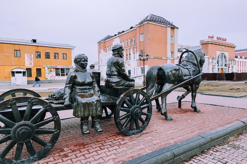    Памятник бедным еврейским переселенцам отливали в Китае. Потому у них самовар и толстый конь. А возжи кто-то уже украл. Григорий КУБАТЬЯН