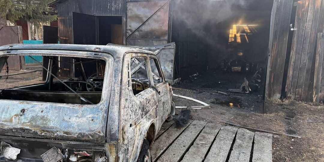 Пожар в Нижней Пойме: сгорели автомобиль, мотоцикл и гараж