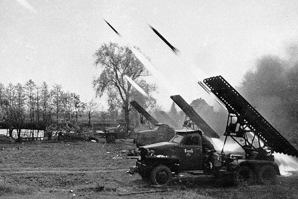 Залп батареи реактивных миномётов БМ-13 «Катюша» по вражеским позициям в районе Будапешта. Фото Анатолия Егорова (РИА Новости).