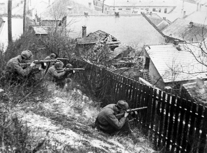 Автоматчики 3-го Украинского фронта ведут бои на улицах Будапешта. Фото РИА Новости.