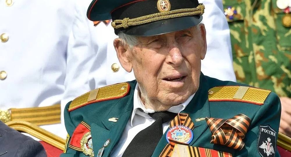 В Туве 100-летнего ветерана войны поздравили с юбилеем
