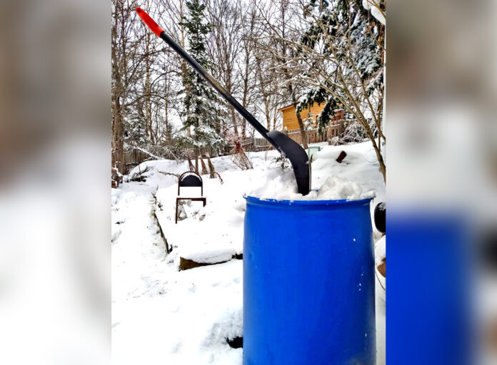 Набил бочки снегом – будешь первое время с водой.