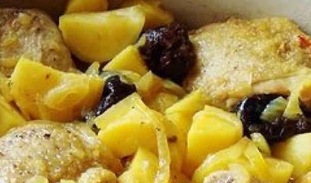 КАРТОФЕЛЬ, ТУШЕННЫЙ С КОПЧЕНОЙ ГРУДИНКОЙ И ЧЕРНОСЛИВОМ