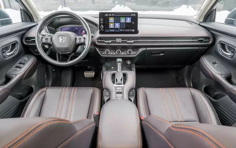 Интерьер удачен – удобный и симпатичный. Но качество сборки не помешало бы подтянуть.Honda ZR-V тест за рулем
📷
