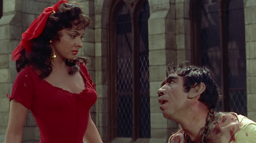 Эсмеральда и Квазимодо. Классическая экранизация романа Виктора Гюго с проникновенной игрой Джины Лоллобриджиды в роли Эсмеральды в апогее своей красоты и славы. Энтони Куинн в роли Квазимодо и Ален Кюни в роли Клода Фролло, влюбленного в Эсмеральду безумной и безнадежной любовью.