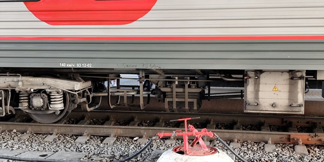 Движение поездов остановлено в Ростовской области