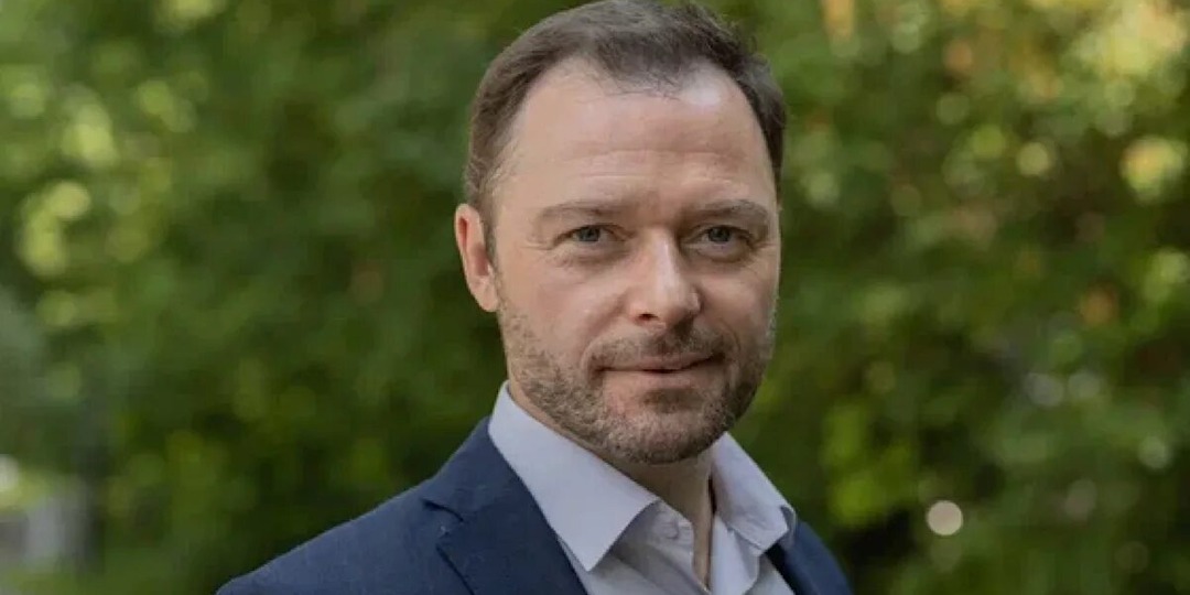 Ушел от жены и бросил троих детей ради молодой актрисы. Как выглядят новая жена и дети актера Ильи Носкова?