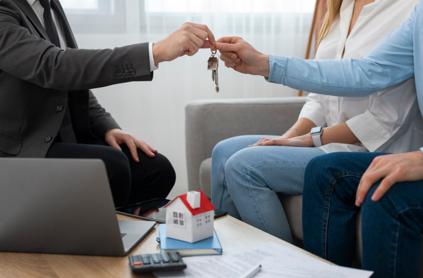    Суммарно топ-30 агентств недвижимости Казани закрыл 7,3 тыс. сделок. Это примерно пятая часть от всех продаж жилья в городе. По итогам 2025-го было куплено 35 тыс. квартир на первичном и вторичном рынках.   
Фото: ru.freepik.com