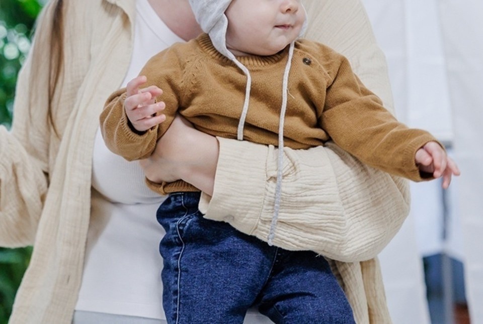    Женщина удочерила ребенка. Фото: Валерий Звонарев.