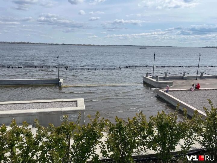 Набережную Волгограда сильно затопило из-за пиковых сбросов воды. Когда ждать большую воду Астраханской области