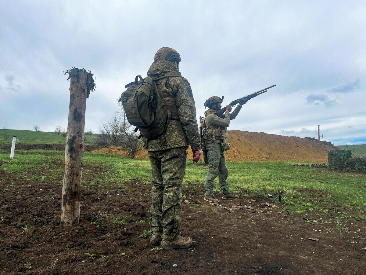    Боец стреляет по летящим тарелкам | © РИА Новости / Михаил Кевхиев