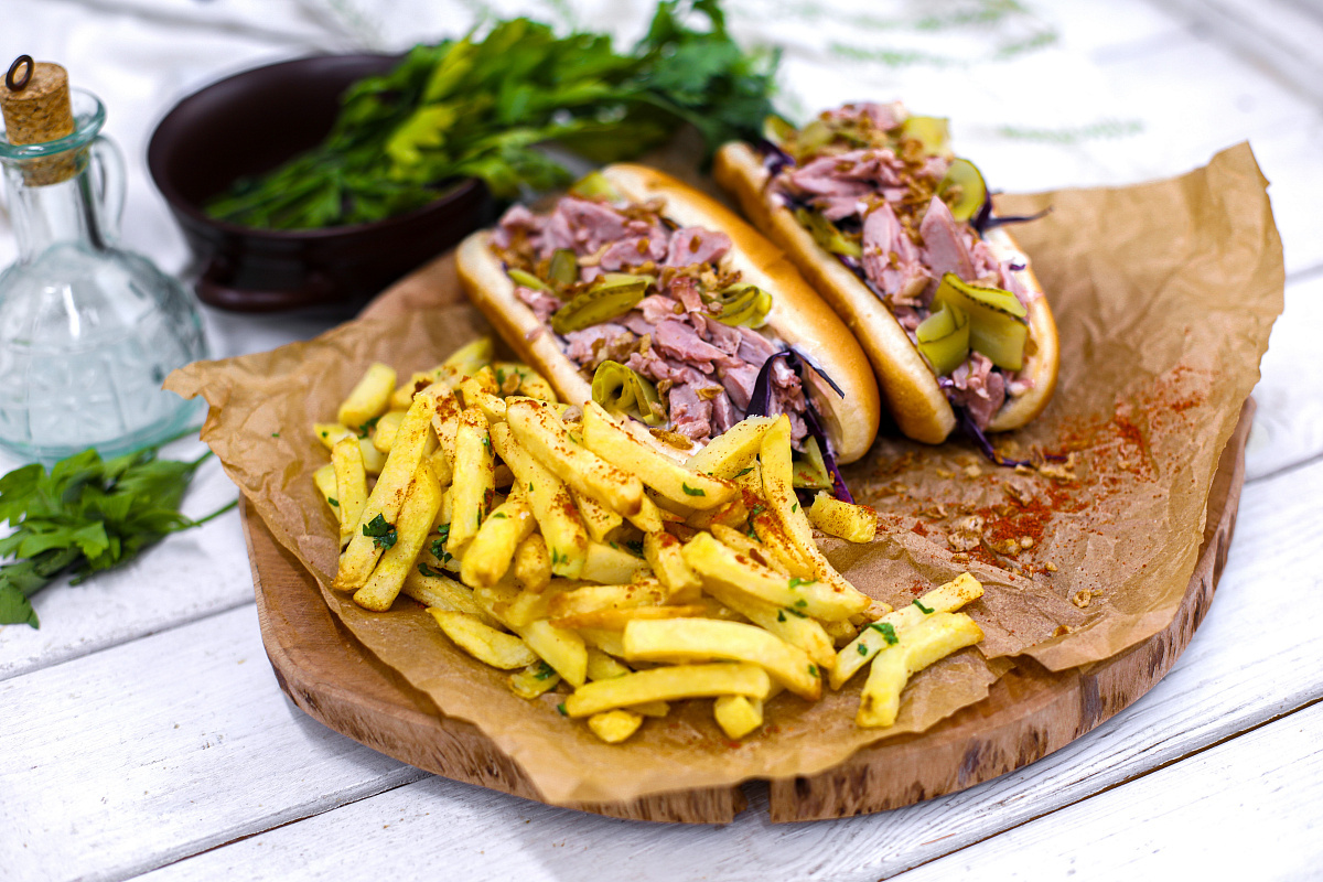 Булочки с куриным филе, капустой и картофелем фри