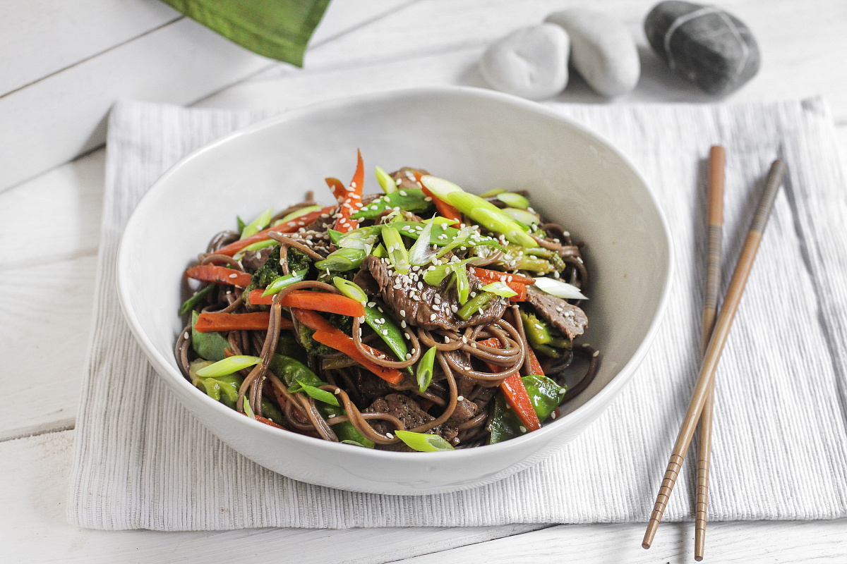 Соба с говядиной, овощами стир-фрай и азиатским соусом