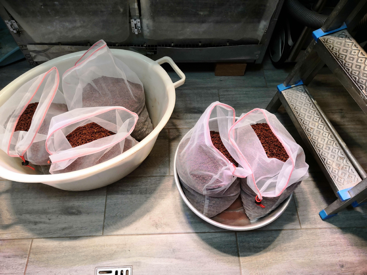 Наполнитель под грунт рассыпан