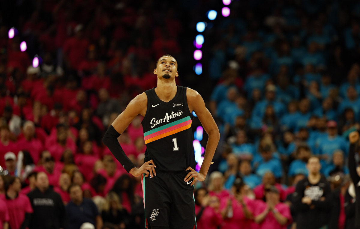    Центровой "Сан-Антонио" Виктор Вембаньяма  Ronald Cortes/Getty Images