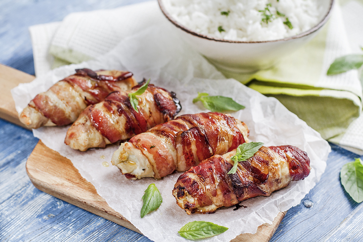 Рулетики из курицы в беконе с томатами и брынзой