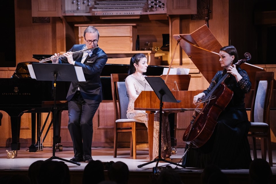    Гость из Швейцарии, профессор Филипп Юндт на сцене зала «Родина». Фото: Мария Алякринская