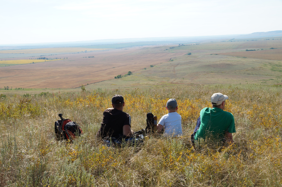 Медведицкая гряда. Вид вдолину с вершины Синей горы. Дмитрий, Егор и я. На привале после наблюдений следов шаровой молнии, 2015 год.