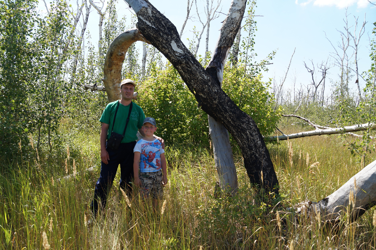 Мы с Егором у "скрученного" шаровой молнией дерева на Синей горе. 2015 год.