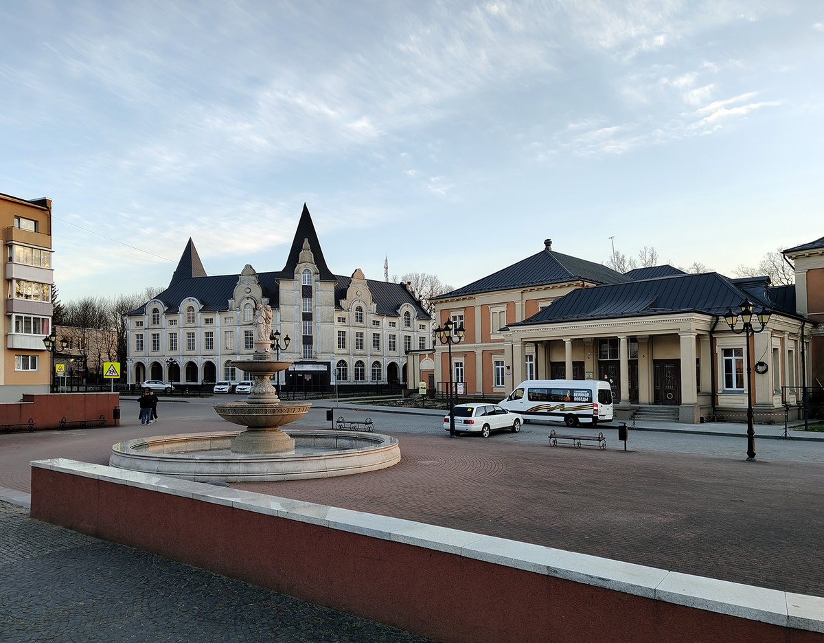 Театральная площадь Черняховска, в прошлом Альтер Маркт (с немецкого - Старый рынок). Апрель 2026.