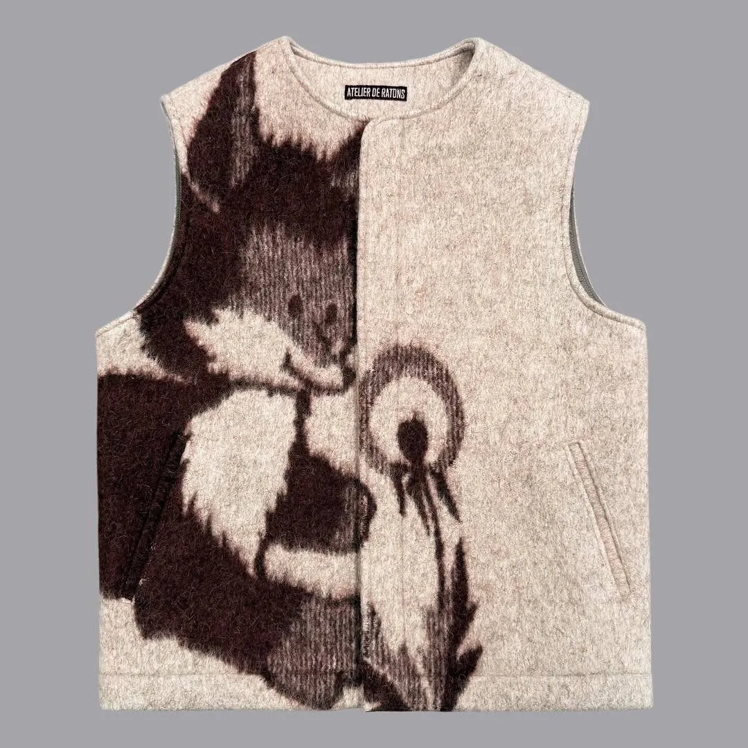 Жилет с лисой: одеяло сохранило ворс и узнаваемость